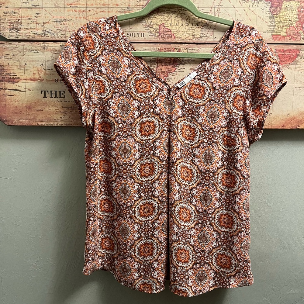 DR2 centre pleated polyester printed blouse w/ v neck + back